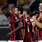 Pemain AC Milan, Andre Silva berselebrasi setelah berhasil mencetak gol ke gawang HNK Rijeka dalam laga Grup D Liga Europa di San Siro, Kamis (28/9). Bertindak sebagai tuan rumah, Rossoneri –julukan Milan– sukses meraih kemenangan 3-2. (AP/Luca Bruno)