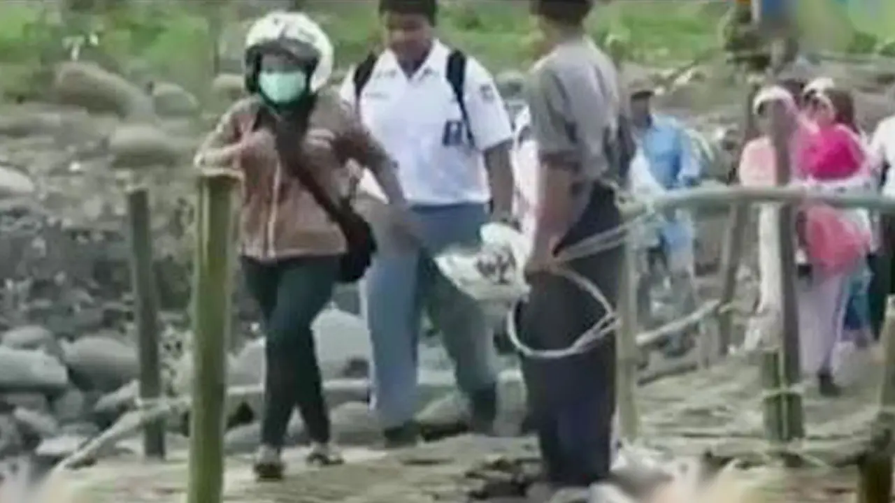 Jembatan Cipamingkis Ambles, Siswa Berjuang ke Sekolah