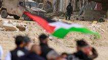 Warga Palestina berunjuk rasa setelah tentara Israel memblokir pintu masuk kamp pengungsi Palestina Nur Shams di Tepi Barat yang diduduki pada Senin 9 Februari 2026. Warga Palestina yang mengungsi menuntut diizinkan kembali ke rumah yang mereka tinggalkan pada tahun lalu selama operasi militer Israel berlangsung. (Jaafar ASHTIYEH/AFP)