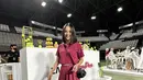 Ririn Ekawati tampil mengenakan pakaian warna sangria. Dengan atasan crop polo dipadu pleted skirt, dan sneakers heels putih. (@ririnekawati)