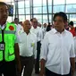 Dirjen Perhubungan Udara Agus Suasanto (kanan) didampingi Direktur Angkasa Pura II Muhammad Awaluddin usai meresmikan penerbangan perdana Internasional di Terminal 3 Internasional Bandara Soekarno Hatta, Tangerang, Banten, Senin (1/5). (Liputan6.com)