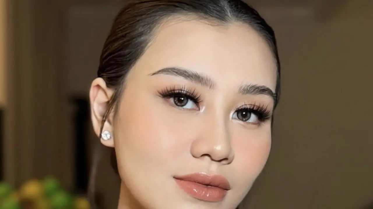 Aaliyah Massaid Tampil Fresh Dibalut Kebaya Kutu Baru saat Hadir di Akad Nikah Alyssa Daguise dan Al Ghazali. [@ochiipramita]