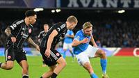 Penyerang Napoli, Rasmus Hojlund, mengontrol bola dalam pertandingan hari ke-4 Liga Champions UEFA antara Napoli dan Eintracht Frankfurt di Stadion Diego Armando Maradona, Naples, pada 4 November 2025. (Andreas SOLARO / AFP)