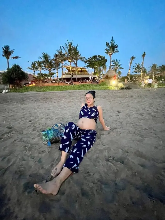 6 Potret Dea Ananda Babymoon di Bali, Baby Bumpnya Curi Perhatian