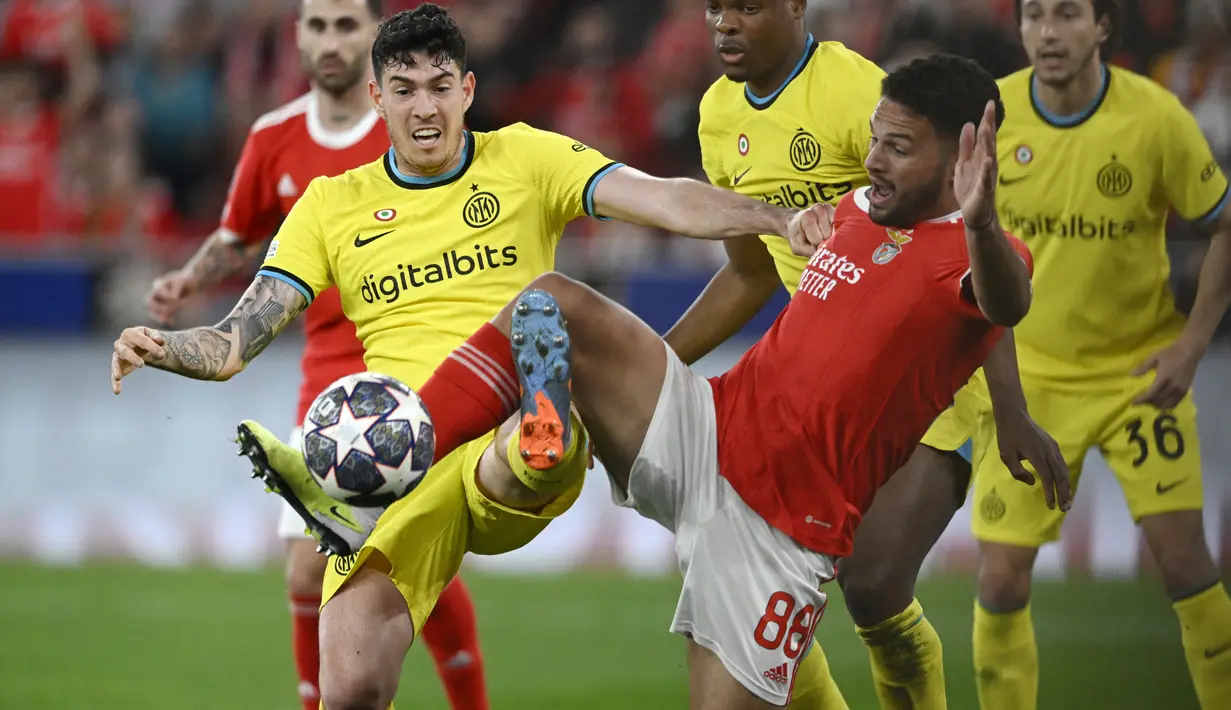 Pemain Inter Milan, Alessandro Bastoni, berebut bola dengan pemain Benfica, Goncalo Ramos, pada laga Liga Champions di Stadion the Luz, (11/4/2023). Pemain bernomor punggung 95 tampil disiplin di lini pertahanan Inter dengan mencatatkan empat clearance, tiga tekel, dan berhasil memenangkan lima kali duel. (AFP/Patricia de Melo Moreira)