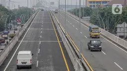 Kendaraan melintasi jalan tol Kebon Bawang, Tanjung Priok, Jakarta, Kamis (5/11/2020). Tarif baru Tol Jakarta Outer Ring Road (JORR) I, Jalan Tol Akses Tanjung Priok (ATP) dan Jalan Tol Pondok Aren-Ulujami mengalami kenaikan Rp 1.000 hingga Rp 1.500 dalam waktu dekat. (Liputan6.com/Faizal Fanani)