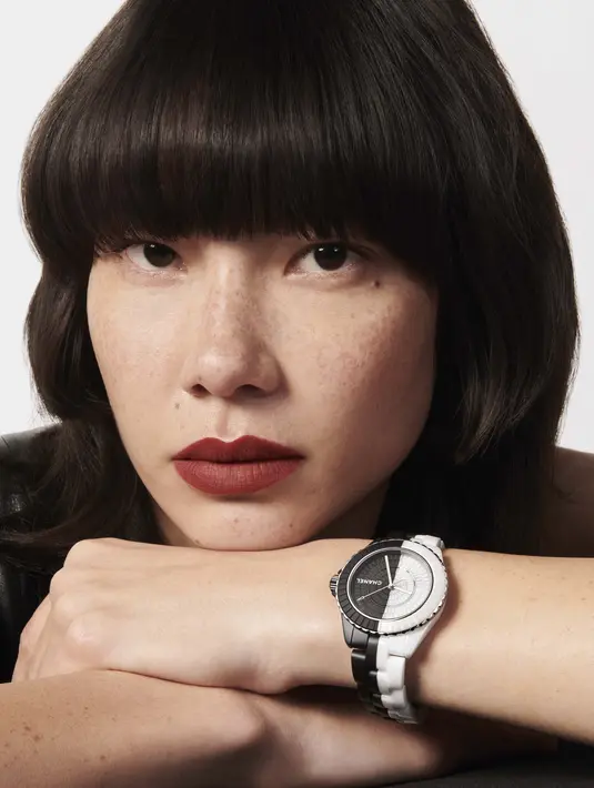 ECLIPSE BOX atau kotak gerhana. Terdiri dari satu set tujuh jam tangan keramik matte hitam dan putih. Yang pertama, serba putih dalam terang. [Foto: Dok. Chanel]