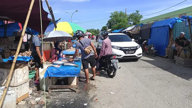 Pasar tradisional di Mamuju mulai ramai setelah pedagang mulai berjualan usai gempa. (Foto: Liputan6.com/Abdul Rajab Umar)