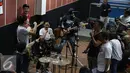 Suasana latihan jelang konser tunggal Andien bertajuk 'Metamorfosa', Jakarta, Senin (14/9/2015). Andien menggaet The Cash  yang terdiri dari Tora Sudiro, Vincent Rompies, Desta dan Ringgo Agus Rahman. (Liputan6.com/Herman Zakharia) 