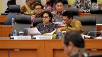 Menkue, Sri Mulyani saat mengikuti Rapat Kerja dengan Banggar DPR, Jakarta, Selasa (25/7). Rapat juga membahas pembahasan RUU tentang Pertanggungjawaban atas Pelaksanaan APBN TA. 2016. (Liputan6.com/Johan Tallo)