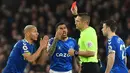 Petaka menghampiri Everton saat laga memasuki menit ke-83. Gelandang mereka, Allan (tengah) diaganjar kartu merah usai melakukan tekel keras. Hasilnya, The Toffes harus meneruskan sisa laga dengan 10 pemain. (AFP/Anthony Devlin)