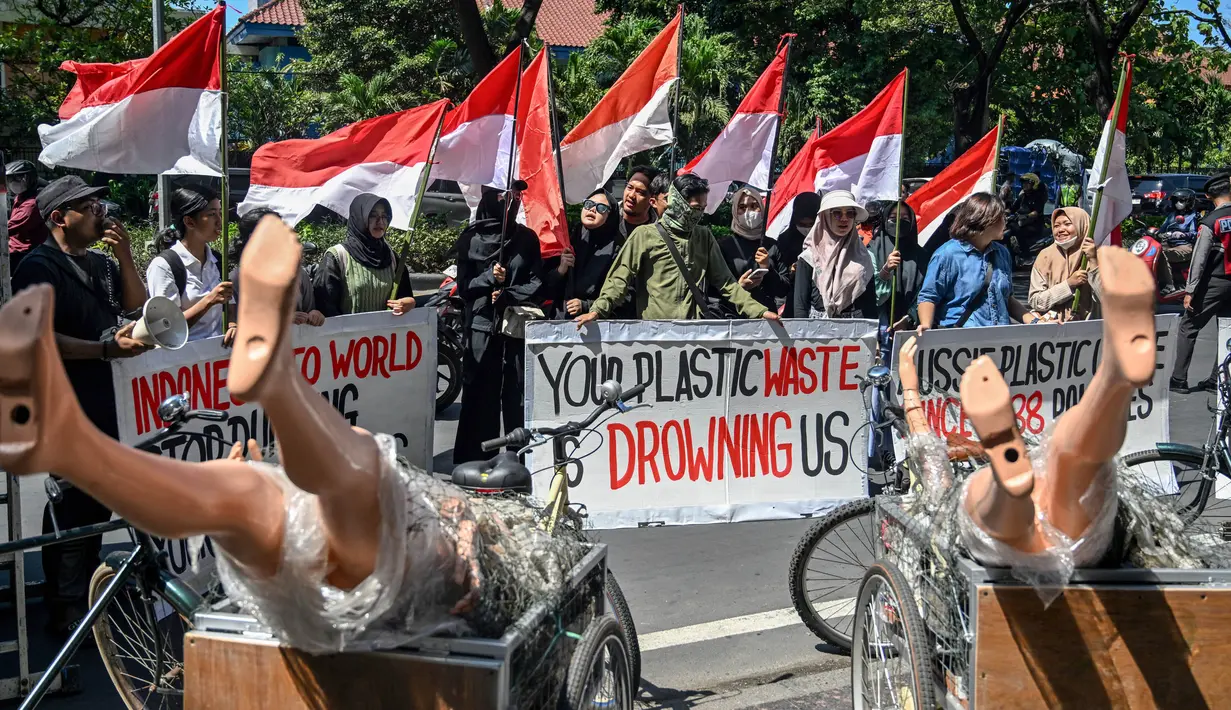 Aktivis lingkungan dari yayasan ECOTON dan mahasiswa di Jawa Timur ikut serta dalam aksi unjuk rasa di depan Konsulat Jenderal Australia di Surabaya pada 11 Juni 2024. (JUNI KRISWANTO/AFP)