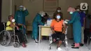 Tenaga kesehatan menyuntikan vaksin Covid-19 AstraZeneca kepada warga binaan sosial di Panti Sosial Bina Insan, Cipayung, Jakarta, Selasa (14/9/2021). Sebanyak 180 warga binaan sosial telah menerima vaksin Covid-19 dosis pertama dan kedua. (Liputan6.com/Herman Zakharia)