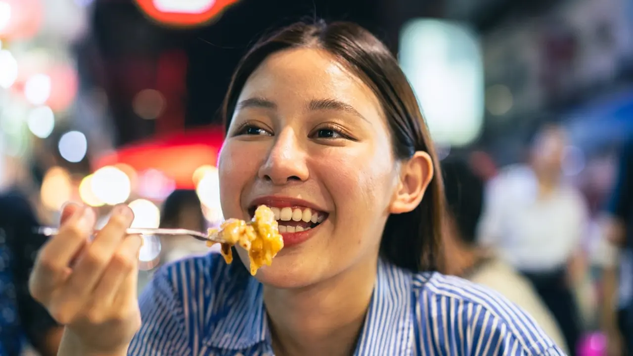makan lahap perempuan tersenyum bahagia