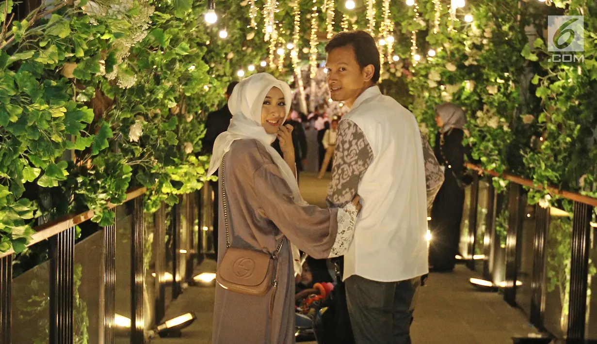 Aktor tampan Fedi Nuril bersama istri tercinta dan anaknya menghadiri resepsi kedua pernikahan Laudya Cynthia Bella dan Engku Emran di kawasan Dago, Bandung, Minggu (8/10). (Liputan6.com/Herman Zakharia)