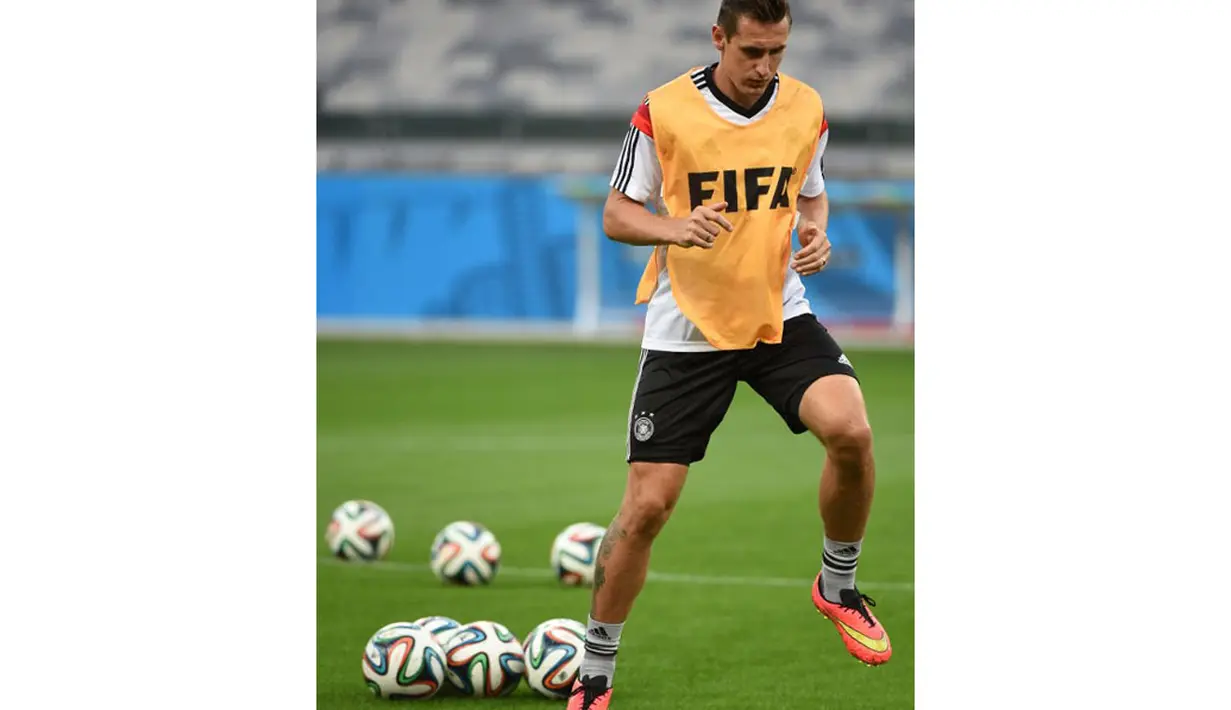Jelang berlaga melawan Brasil, pemain depan Timnas Jerman, Miroslav Klose, berlatih di Stadion Mineirao, Belo Horizonte (7/7/2014). (AFP PHOTO/Patrik Stollarz)
