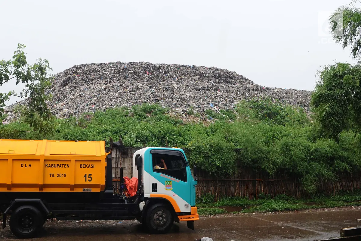 Penampakan Gunungan Sampah di TPA Burangkeng Bekasi