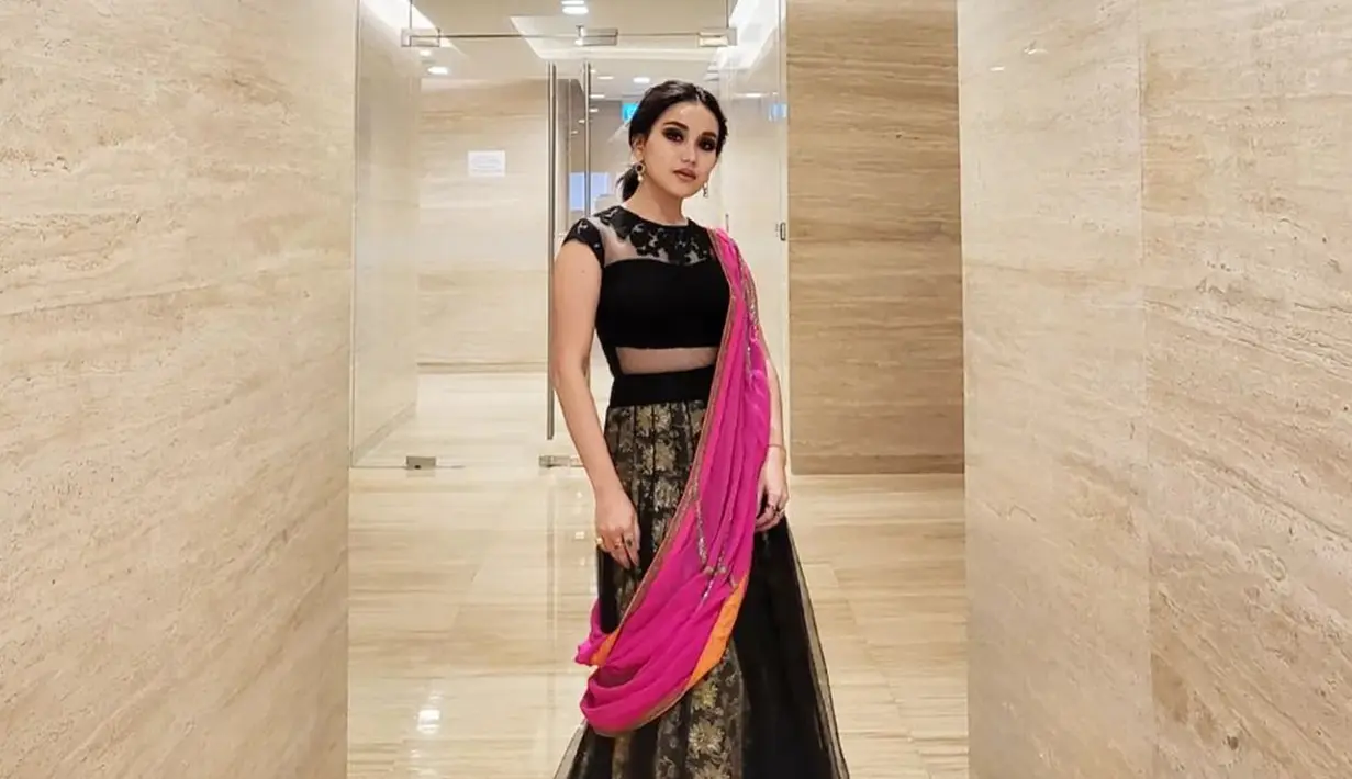 <p>Ayu Ting Ting tampil cantik dalam balutan baju India berwarna hitam dengan perpaduan emas dan merah muda.Postingannya tersebut seketika menjadi sorotan warganet, terlebih bagi para penggemarnya yang banyak melontarkan pujian. (Instagram/ ayutingting92)</p>