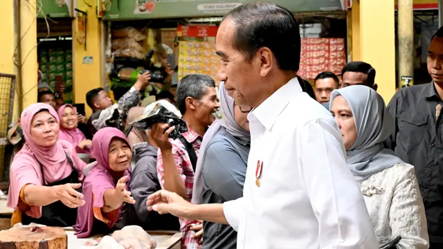 Presiden Joko Widodo (Jokowi) beserta Ibu Iriana Jokowi mengunjungi Pasar Soponyono di Kota Surabaya, Jawa Timur, Jumat (6/9/2024).