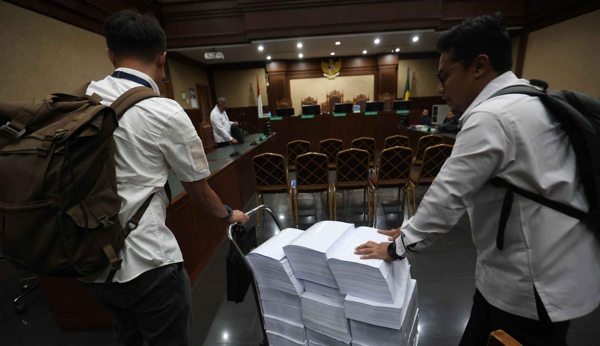 Tim Jaksa Penuntut Umum Komisi Pemberantasan Korupsi (KPK) membawa berkas tuntutan kasus dugaan pemerasan dan penerimaan gratifikasi mengenai pengurusan sertifikasi Keselamatan dan Kesehatan Kerja (K3) di lingkungan kementerian Ketenagakerjaan di Pengadilan Tindak Pidana Korupsi, Jakarta, Senin (18/5/2026). (Kapanlagi.com/Budy Santoso)