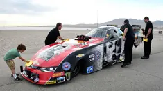 Mobil balap Chevrolet Camaro SS yang didesain dengan sampul album terbaru Taylor Swift "Reputation" disiapkan di Las Vegas, Nevada (10/11). Album ke-6 Taylor Swift terdiri dari 15 lagu. (AFP Photo/Getty Images/AFP)