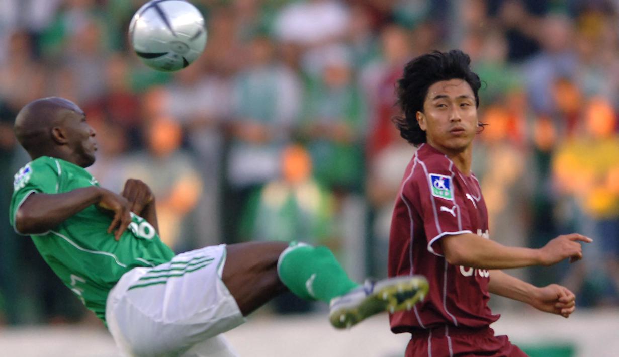 Ahn Jung-hwan. Striker Korea Selatan yang kini berusia 46 tahun dan telah pensiun pada Januari 2012 ini pernah bermain di 3 liga top Eropa, yaitu Italia, Prancis dan Jerman. Di Liga Italia ia memperkuat Perugia selama 2 musim pada 2000/2001 dan 2001/2002 dan total tampil dalam 33 laga dengan torehan 5 gol. Di Liga Prancis ia memperkuat FC Metz selama setengah musim pada 2005/2006 dan total tampil dalam 16 laga dengan torehan 2 gol. Di Liga Jerman ia memperkuat MSV Duisburg selama setengah musim pada 2005/2006 dan total tampil dalam 12 laga dengan torehan 2 gol. (AFP/Jean-Phiippe Ksiazek)