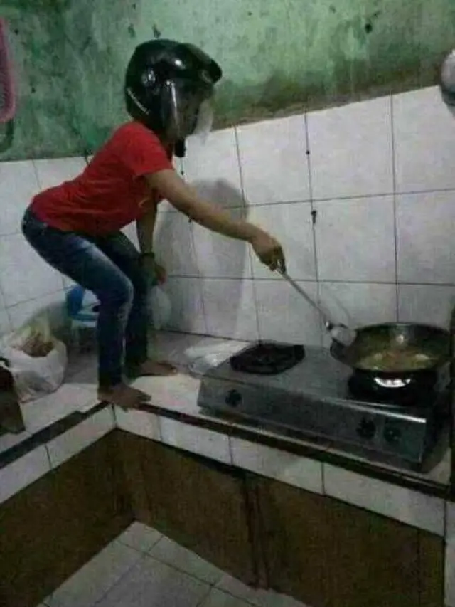 6 Aksi Atraktif Orang saat di Dapur Ini Bikin Tepuk Jidat