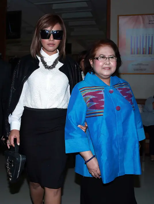 Selama hidupnya, Denada mengaku jika hari ini adalah yang terberat. Sebagai orang yang serius dalam pernikahan, tak pernah terbersit sekalipun baginya ketika harus menghadapi proses perceraian. (Deki Prayoga/Bintang.com)