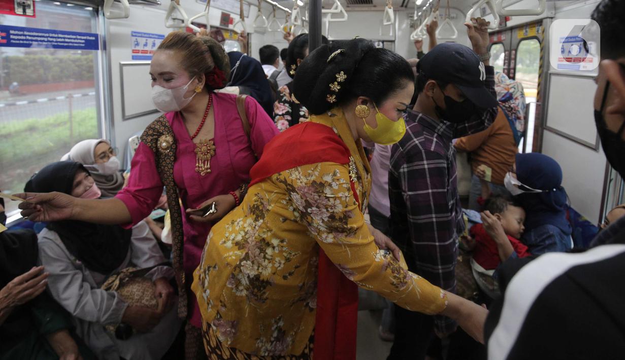 Komunitas Pelestari Budaya Indonesia membagikan sticker saat melakukan kampanye cegah tindak kekerasan dan pelecehan seksual di dalam gerbong KRL di Stasiun BNI City, Jakarta, Kamis (22/12/2022). Kampanye sekaligus untuk memperingati Hari Ibu dilakukan KAI Commuter untuk menggugah kesadaran masyarakat agar tidak melakukan tindakan kekerasan dan pelecehan seksual di transportasi umum, khususnya KRL. (Liputan6.com/Faizal Fanani)