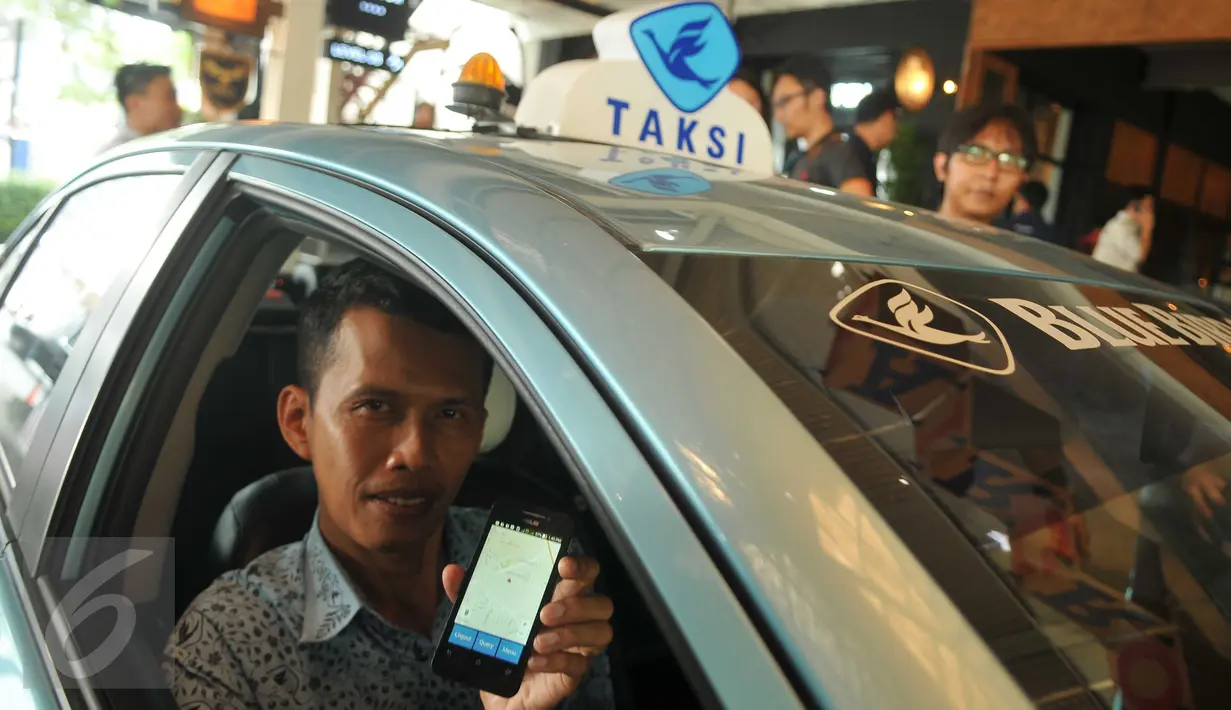 Sopir taksi memperlihatkan aplikasi online My Blue Bird di Jakarta, (19/5). Blue Bird meluncurkan versi terbaru My Blue Bird yang merupakan penyempurnaan perkembangan teknologi dari sistem online yang sudah ada sebelumnya. (Liputan6.com/Gempur M Surya)