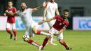Pemain Timnas Indonesia U-23, Hargianto (kanan) menghadang laju pemain Suriah U-23, Mouhamad Anez pada laga persahabatan di Stadion Wibawa Mukti, Bekasi, Rabu (16/11/2017). Indonesia kalah 2-3. (Bola.com/NIcklas Hanoatubun)