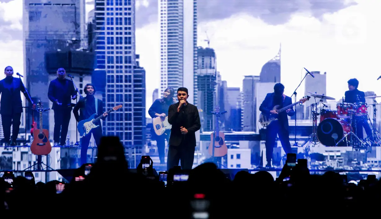 Penyanyi Tulus menyanyikan sebuah lagu pada konser yang bertajuk “Tulus Tur Manusia 2023" di Jiexpo Kemayoran, Jakarta Pusat, Jumat (3/3/2023). Konser 'Tur Manusia' ini Tulus persembahkan untuk para fans yang setia menemani karirnya dari awal mula ia muncul di industri musik Indonesia. (Liputan6.com/Faizal Fanani)