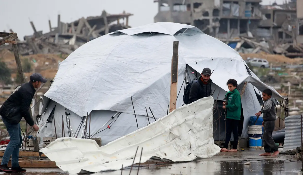 Otoritas di Gaza meminta komunitas internasional segera mengirimkan tenda dan tempat penampungan sementara bagi warga yang kehilangan rumah akibat serangan Israel. (Bashar TALEB/AFP)