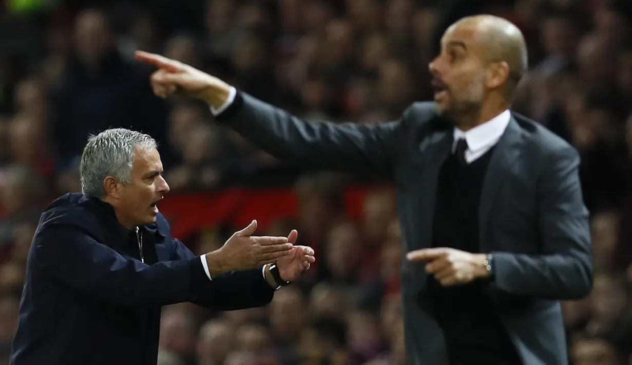 Pelatih Manchester United, Jose Mourinho dan pelatih Manchester City, Pep Guardiola, memberi instruksi pada laga Piala Liga di Stadion Old Trafford, Inggris, Rabu (26/10/2016). MU menang 1-0 atas City. (Reuters/Jason Cairnduff)