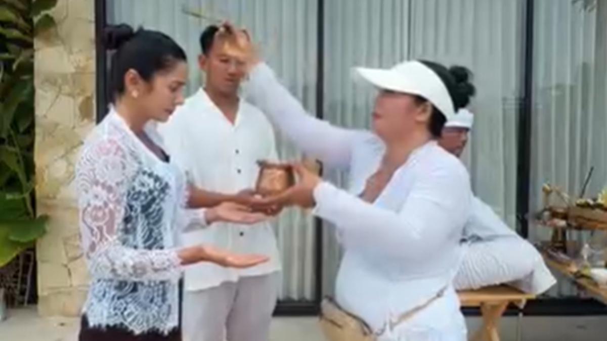 6 Potret Upacara Melaspas Vila Baru Fanny Ghassani di Bali, Intip Area Luarnya