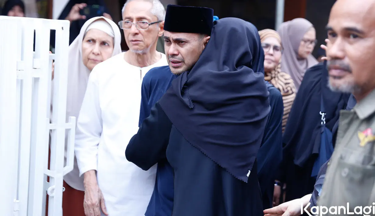 Duka mendalam dirasakan Ramzi. Sang ibu meninggal dunia di kediamannya kawasan Poltangan, Jakarta Selatan. Afiah menghembuskan napas terakhirnya diusia 63 tahun. Asila Maisa memeluk sang ayah untuk menguatkan. [Foto: Budy Santoso/KapanLagi.com]