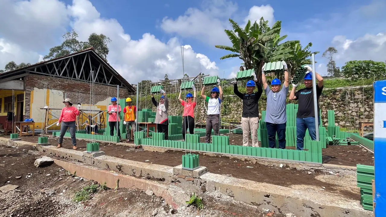 Yayasan Bakti Barito mengawali pembangunan sekolah SDN 3 Barusari, Kecamatan Pasirwangi, Garut, Jawa Barat, salah satu sekolah terdampak gempa menggunakan bahan materian bata plastik daur ulang. (Liputan6.com/Jayadi Supriadin)