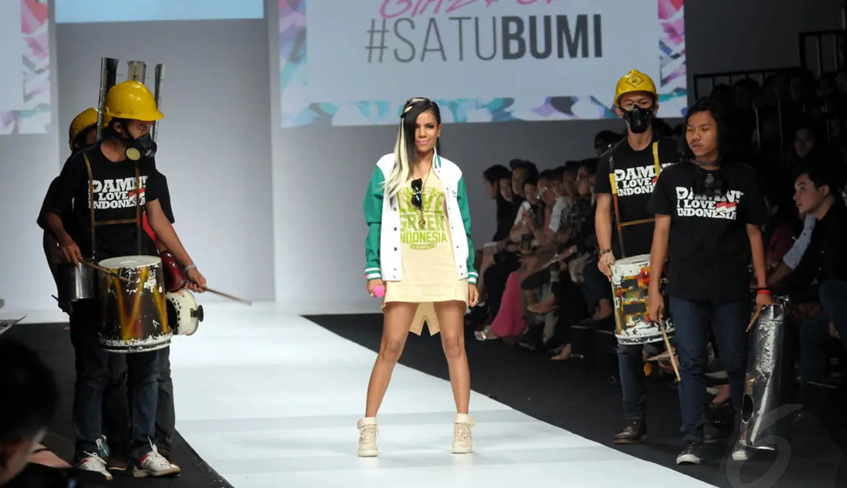Nowela beraksi dengan lagu "Rumah Kita" pada fashion show-nya di pagelaran Jakarta Fashion Week 2015, Minggu (2/11/2014). (Liputan6.com/Panji Diksana)