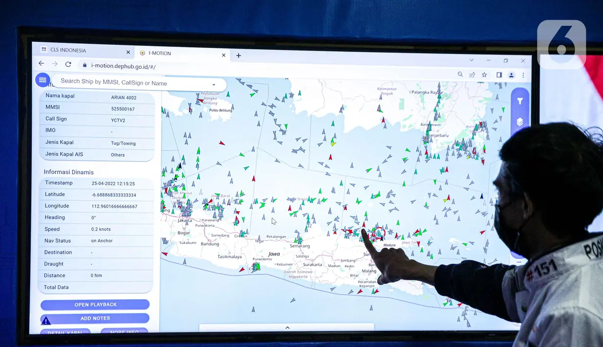 <p>Petugas memperhatikan cctv jalur mudik melalui layar command centre sebagai pusat informasi mudik 2022 di Gedung Kemenhub, Jakarta, Senin (25/5/2022). Command centre ini bisa berkoordinasi dengan cepat tanggap terkait dengan situasi yang ada dan masyarakat nantinya akan mendapatkan kemudahan dalam mengakses informasi. (Liputan6.com/Faizal Fanani)</p>