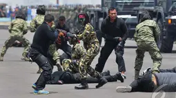Prajurit wanita dari TNI tak kalah tangguhnya dari prajurit laki-laki, Surabaya, Senin (7/10/2014) Surabaya (Liputan6.com/Johan Tallo)
