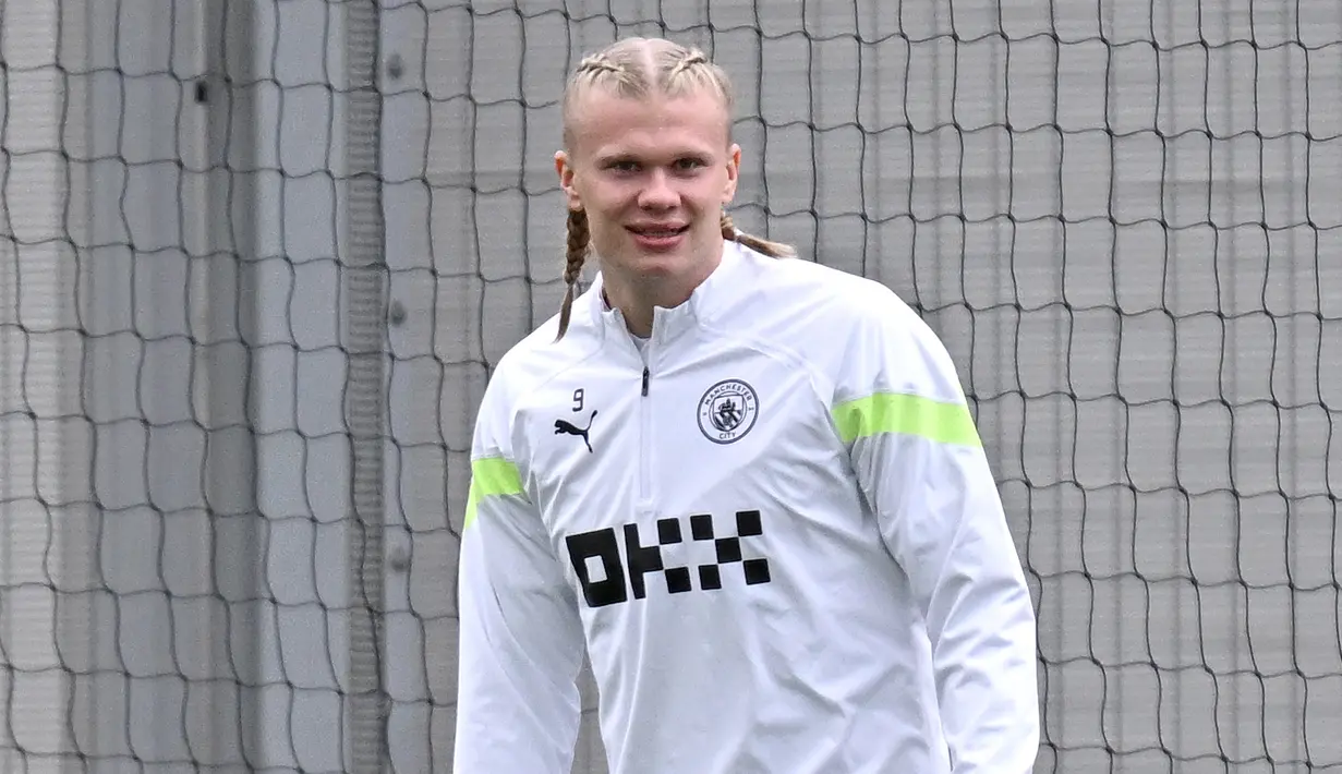 Manchester City menggelar sesi latihan secara terbuka pada Senin (10/4/2023) waktu setempat. Pada sesi latihan itu, fans City mungkin dikejutkan dengan penampilan fisik sang bomber andalan yakni Erling Haaland.  (AFP/Paul Ellis)
