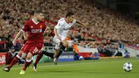 Bek Liverpool, Alberto Moreno, berusaha mengejar gelandang Sevilla, Jesus Navas, pada laga Liga Champions di Stadion Anfield, Kamis (14/9/2017). Liverpool ditahan imbang 2-2 oleh Sevilla. (AP/Frank Augstein)