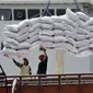 Buruh memindahkan beras impor dari kapal ke truk di Pelabuhan Barang Lembar, Lombok Barat, NTB, Rabu (26/1). Ribuan ton beras impor dari Vietnam akan digunakan untuk memenuhi kebutuhan raskin.(Antara)