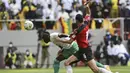 Penyerang Senegal Sadio Mané berebut bola dengan bek Mesir Rami Rabia pada Kualifikasi Piala Dunia 2022 zona Afrika di Stade Me Abdoulaye Wade, Rabu (30/3/2022) dini hari WIB. Senegal dipastikan lolos ke Piala Dunia 2022 setelah menang adu penalti atas Mesir 3-1. (SEYLLOU / AFP)