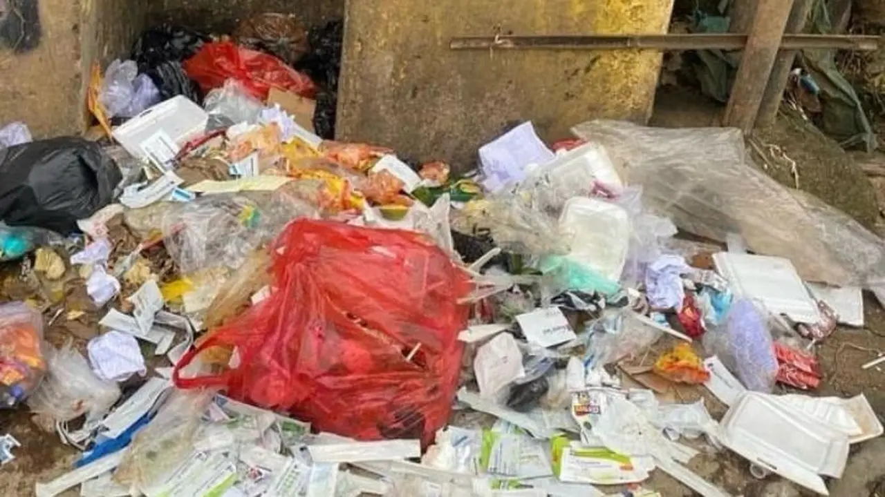 Tumpukan sampah di TPS Cikole Kota Sukabumi, terdapat bungkus plastik limbah medis (Liputan6.com/Istimewa).