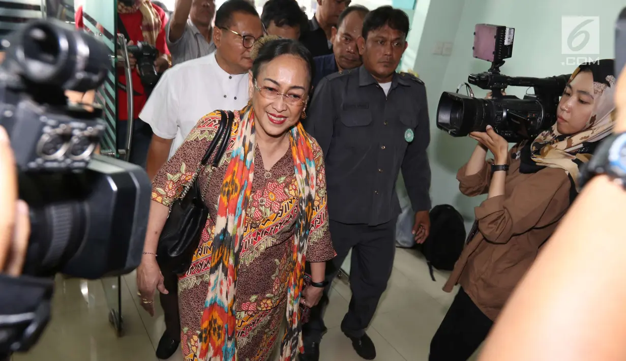 Budayawati Sukmawati Soekarnoputri berjalan memasuki kantor Majelis Ulama Indonesia (MUI) di Jakarta, Kamis (5/4). Kedatangan Sukmawati untuk mengadakan pertemuan  tertutup dengan Ketua Umum MUI, Ma'ruf Amin. (Liputan6.com/Angga Yuniar)