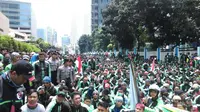 Pengemudi GrabBike berunjuk rasa di kantornya, Kuningan, Jakarta Selatan.