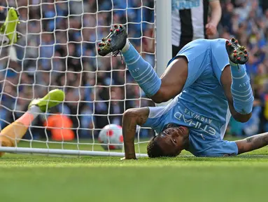 Manchester City sukses memetik poin penuh usai mengalahkan Newcastle United dengan skor 5-0 di Etihad Stadium, Minggu (08/05/2022). Salah satu pemain yang mampu tampil gemilang di laga tersebut adalah Raheem Sterling. (AFP/Paul Ellis)