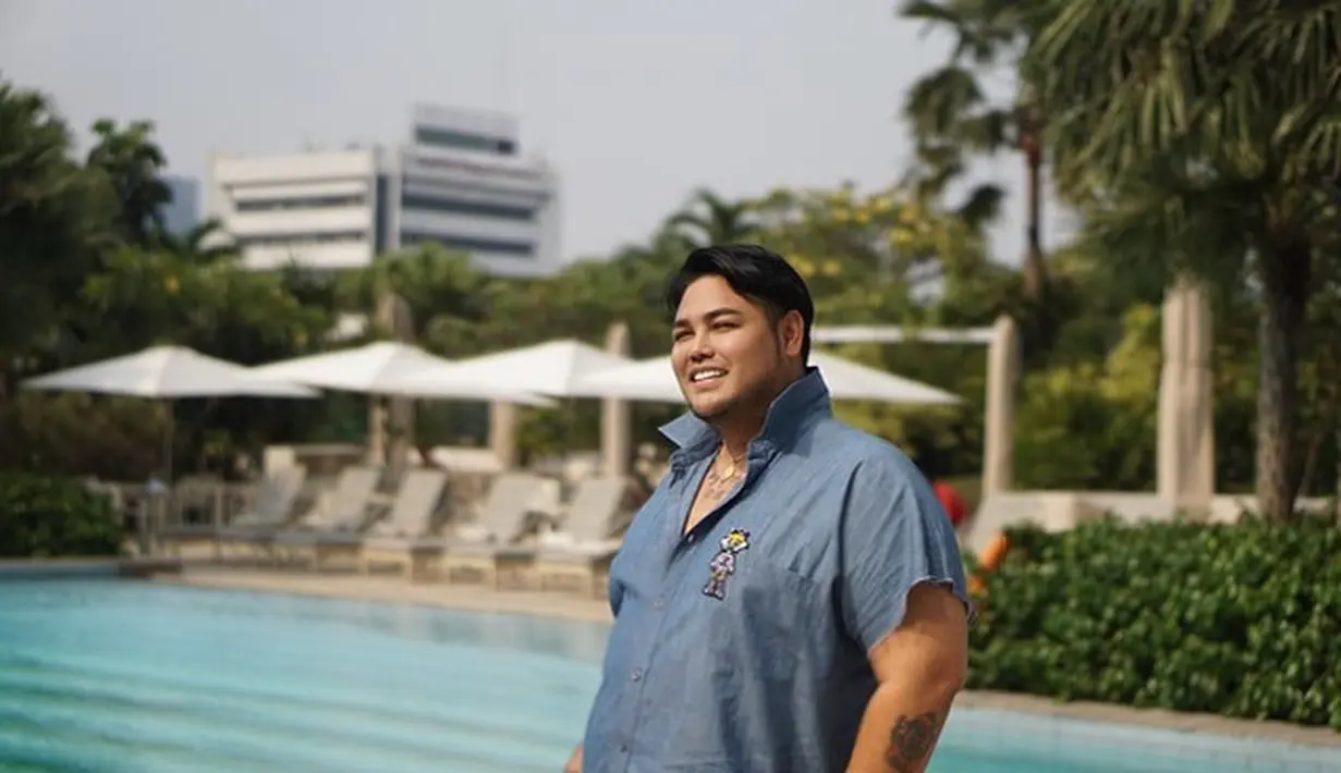 Tak hanya berenang, Ivan Gunawan juga senang menikmati suasana di kolam renang. Dengan gaya pakaian kemeja casual warna biru, Ivan terlihat begitu ceria. Penampilannya yang modis memang sangat pas untuk seorang yang menggeluti dunia fashion. (Liputan6.com/IG/@ivan_gunawan)