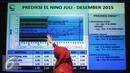 Kepala Bidang Informasi Iklim BKMG, Evi Lutfiati menunjukkan grafik prediksi El Nino di gedung BMKG, Jakarta, Jumat (7/8/2015). BMKG memprediksi disebagian wilayah Indonesia akan kekeringan hingga Desember mendatang. (Liputan6.com/Helmi Fithriansyah)